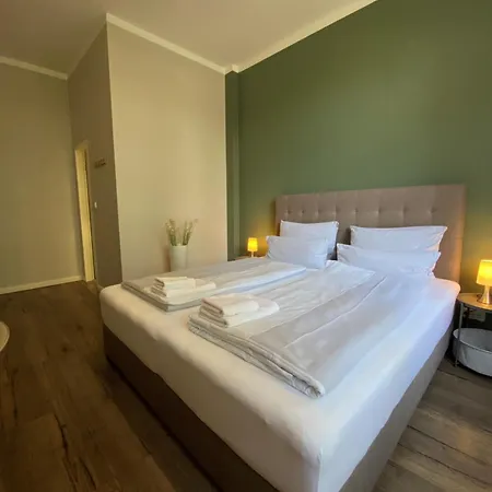 Amaroo - “charlottenhof” 2* Potsdam