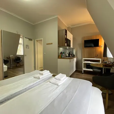 Amaroo - “charlottenhof” 2* Potsdam